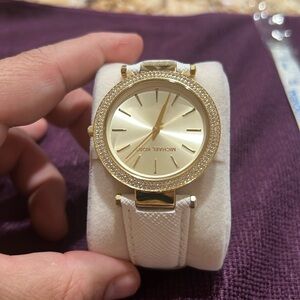 Brand Michael kors women’s watch new wit no box new battery